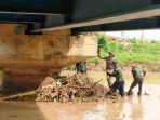 Sub 17 Sektor 21 Satgas Citarum Bersihkan Sampah Di Konstruksi Tiang Jembatan Sungai Citarik Desa Langensari