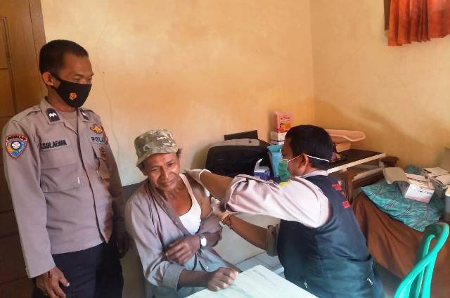 Polisi Pantau Vaksinasi Covid 19 Di Wilayah Kecamatan Cingambul Majalengka