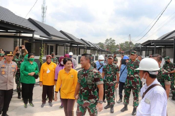 Panglima TNI Jenderal Andika Perkasa Tinjau Progres Renovasi Rumah Prajurit Di Asrama Batalyon Kavaleri Bandung