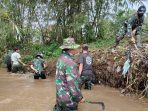 Antisipasi Timbulan Sampah, Satgas Citarum Sektor 21 Sub 15 Bersihkan Bantaran Sungai Cimande Di Kampung Cimande