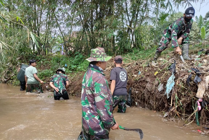 Antisipasi Timbulan Sampah, Satgas Citarum Sektor 21 Sub 15 Bersihkan Bantaran Sungai Cimande Di Kampung Cimande