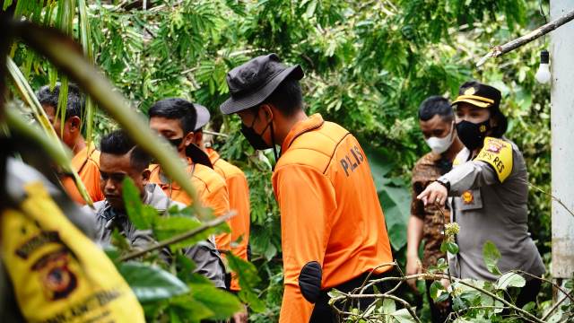 Polisi Bantu Evakuasi Pasca Bencana Angin Kencang Di Wilayah Langensari Kota Banjar