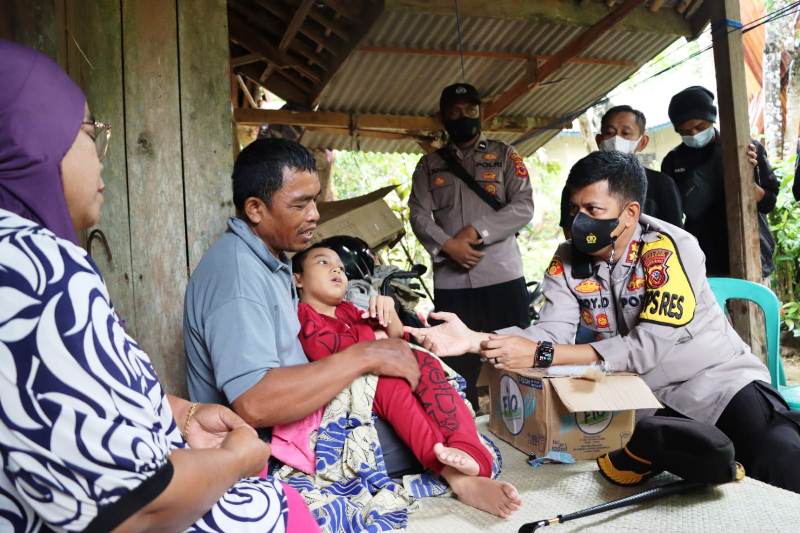 Wujud Rasa Empati, Kapolres Sukabumi Polda Jabar Kunjungi Anak Penderita Polio yang Dirawat Neneknya