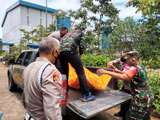 Polisi Evakuasi Mayat Tanpa Identitas Di Parit Desa Batukarut Arjasari