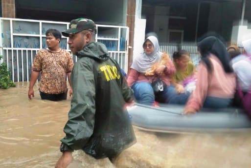 Personel Kodim 0602/Serang Bantu Evakuasi Warga Terdampak Bencana Banjir