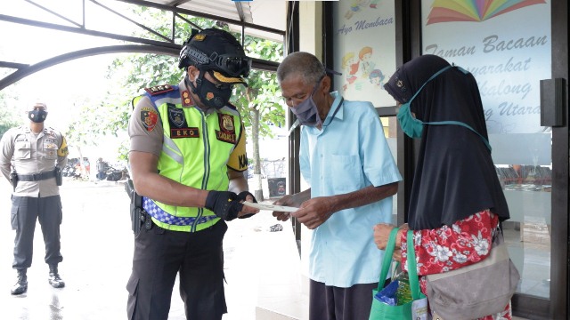 Viral Berdagang Asongan Di Usia Senja, Kakek Darman Dapat Santunan Dari Kapolres Sumedang Polda Jabar