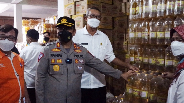 Polisi dan Forkopimda Cirebon Inspeksi Ketersediaan Minyak Goreng