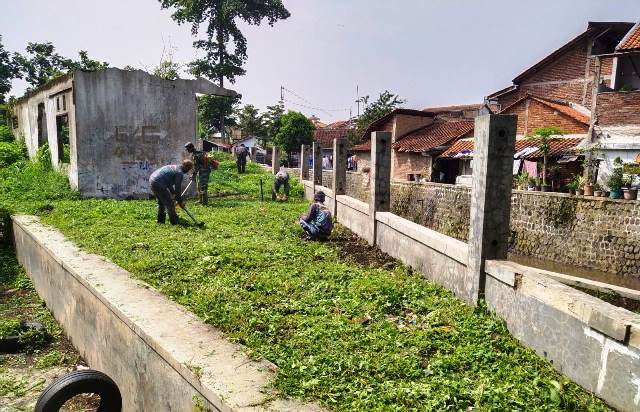 Rawat Daerah Aliran Sungai, Satgas Citarum Sektor 21 Sub 14 Bersihkan Bantaran Sungai Cimahi