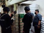 Cek Ketersediaan Minyak Goreng, Sat Brimob Polda Jabar Patroli Di Pasar Cianjur
