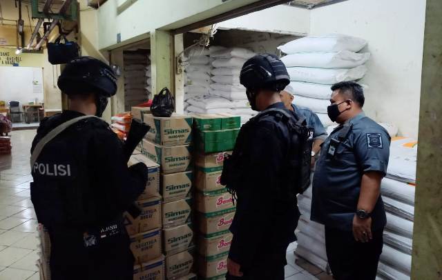 Cek Ketersediaan Minyak Goreng, Sat Brimob Polda Jabar Patroli Di Pasar Cianjur