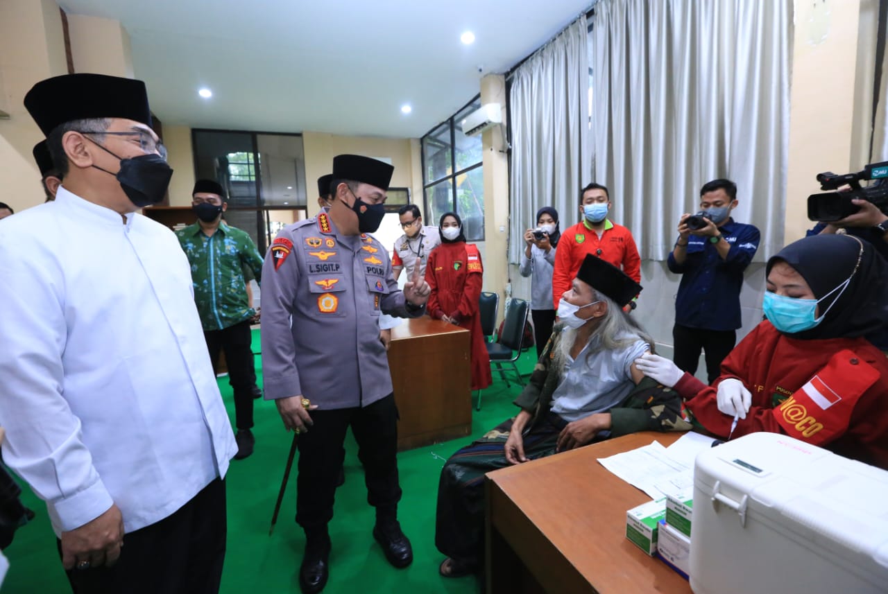 Tinjau Pelaksanaan Satu Juta Vaksinasi Booster, Kapolri Bicara Mudik Sehat dan Nyaman Tinjau Pelaksanaan Satu Juta Vaksinasi Booster, Kapolri Bicara Mudik Sehat dan Nyaman