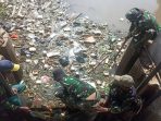 Cegah Pencemaran, Satgas Citarum Sektor 21 Subsektor 17 Angkat Sampah Di Pintu Air Adimaja Solokanjeruk
