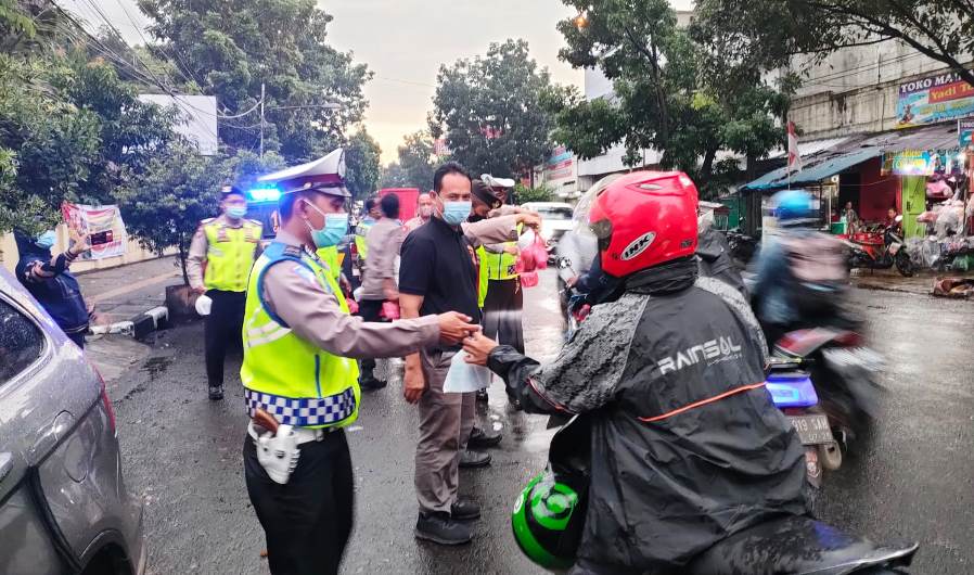 Saling Berbagi Di Bulan Penuh Berkah, Polisi Bagi-bagi Takjil Kepada Masyarakat Pengguna Jalan