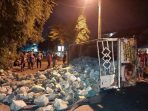 Truk Pembawa Batu Zeolit Terguling di Jalan Sewaka Tasikmalaya, Diduga Kelebihan Muatan