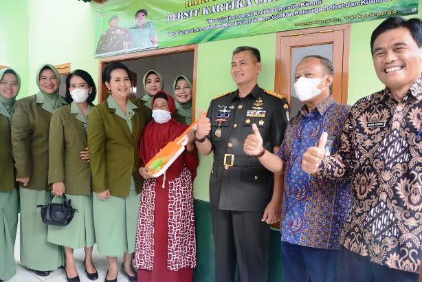 Tuti Sumringah Dapat Rumah Baru Dari Ketua Persit KCK Daerah III/Siliwangi