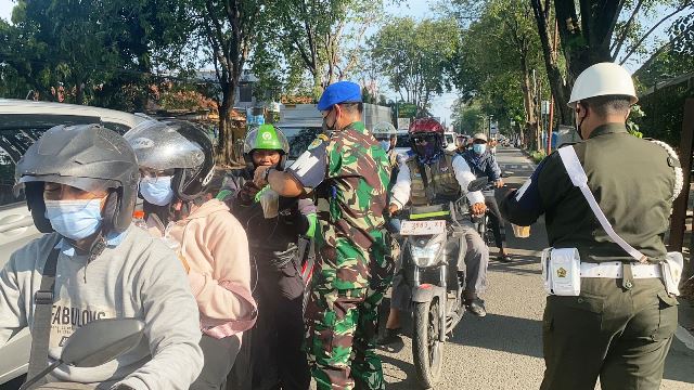 Personel Denpom III/3 Cirebon Berbagi Takjil Kepada Warga Masyarakat