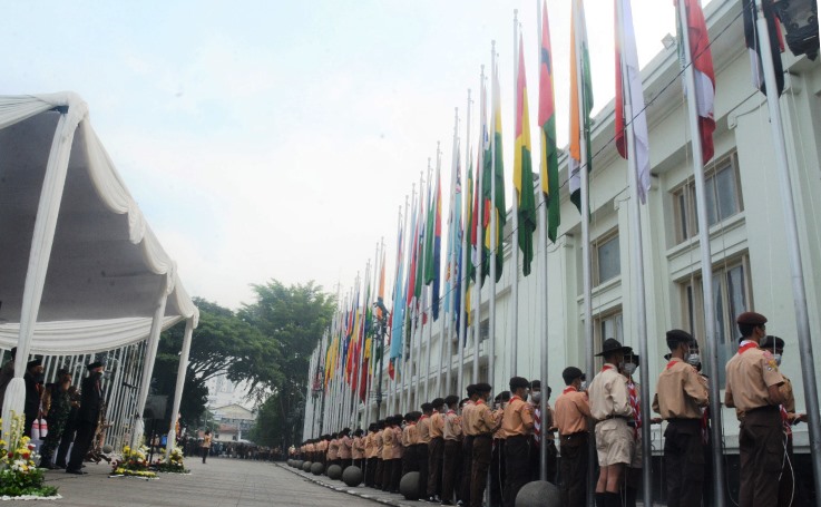 Peringati KAA, Bendera 109 Negara Dikibarkan di Bandung
