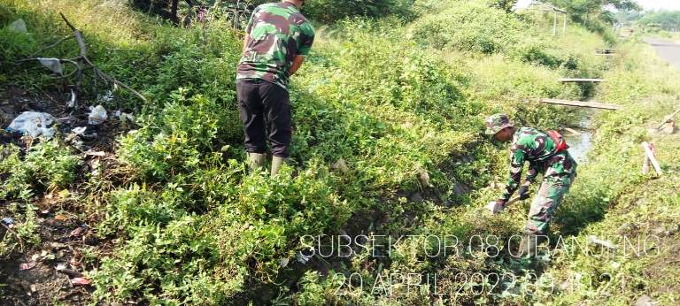 Satgas Citarum Sektor 21 Sub 08 Bersihkan Saluran Air dan Anak Sungai Ciranjeng