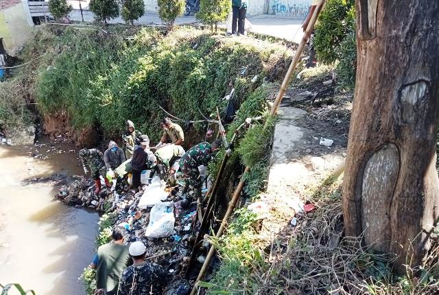 Masyaallah, Satgas Citarum Sektor 21 Sub 12 Temukan dan Bersihkan Sarang Sampah Liar Di bantaran Sungai Ciwidey