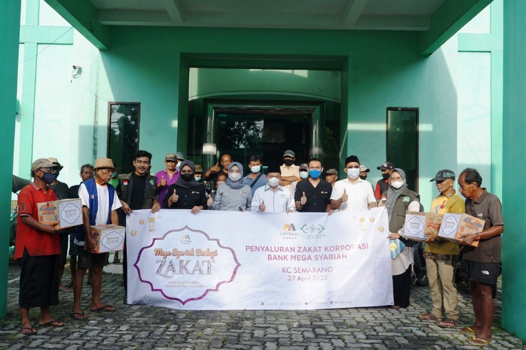 Lazisnu Jateng dan Bank Mega Syariah Semarang Salurkan Ratusan Paket Sembako untuk Warga Kurang Mampu