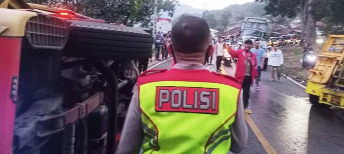 Truk Box Kecelakaan Di Jalan Raya Gentong Ternyata Angkut Ratusan Botol Miras