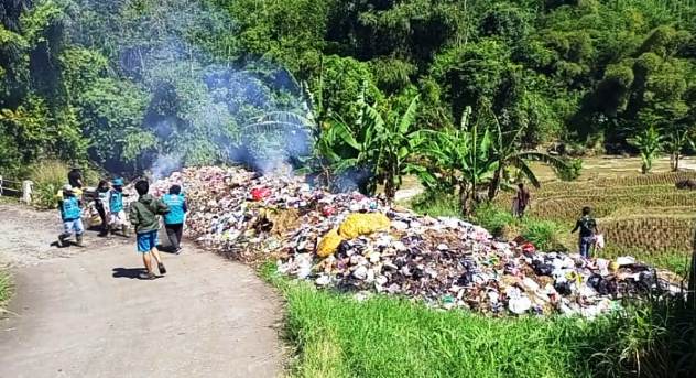 Gunungan Sampah Di Sekitar TPS Desa Sukajadi Soreang Ancam Keindahan Dan Kelestarian Sungai Ciwidey