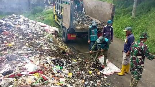 Responsif, Dansektor 21 Satgas Citarum Turunkan Dump Truk Bantu Atasi Sampah Liar Di Bantaran Sungai Ciwidey Desa Sukajadi