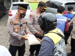 Polisi Bagikan Ratusan Paket Bantuan Beras Kepada Warga Di Batujajar