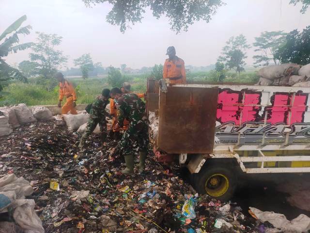 Atasi Penumpukan Sampah, Desa Langensari Solokanjeruk Kolaborasi Bersama Satgas Citarum Sektor 21 Subsektor 17