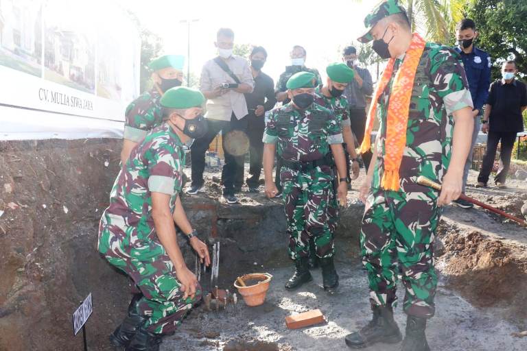 Danrem 163/Wira Satya Laksanakan Peletakan Batu Pertama Pembangunan Di Markas Kodim 1610/Klungkung