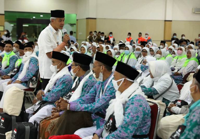 Lepas Jamaah Haji, Gubernur Jateng Terharu Kisah Penjual Pecel Asal Pati