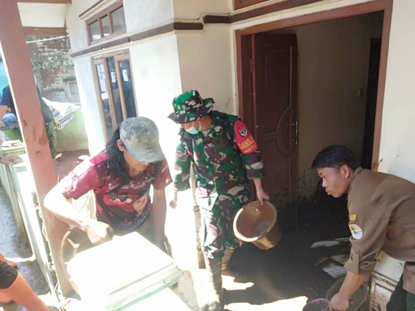 Personel Satgas Citarum Sektor 21 Sub 12 Bantu Warga Pasca Banjir Bandang di Ciwidey