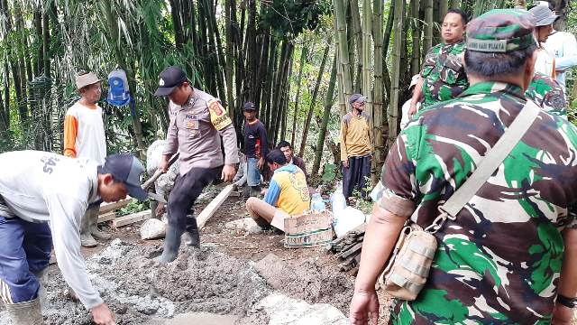 Sinergitas TNI Polri Di Majalengka Gotong Royong Membangun Mushola Dalam Rangka Hari Bhayangkara Ke 76