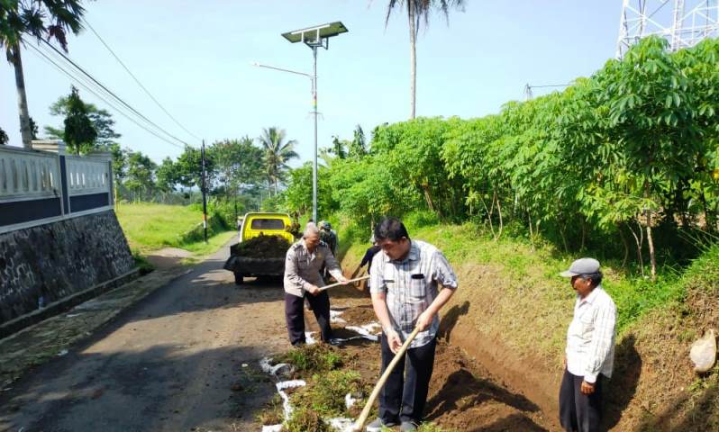 Kanit Binmas Polsek Cisayong Pantau Pelaksanaan Padat Karya di Desa Banyurasa Kecamatan Sukahening