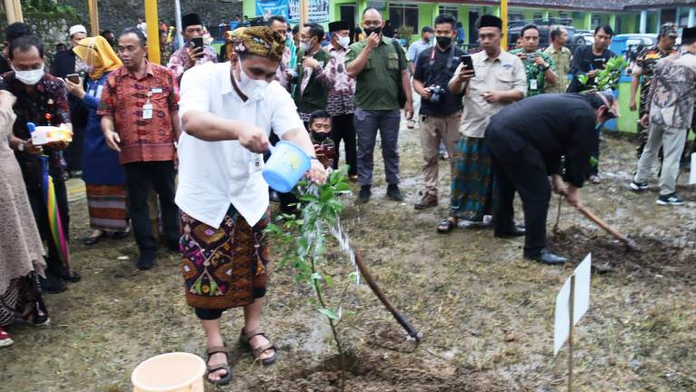 Taj Yasin Ajak Petani di Banjarnegara Mulai Gunakan Pola Tanam Organik