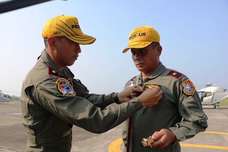 Danlanud Suryadarma Marsma TNI Tarjoni Terima Colibri Number Kehormatan