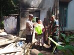 Bhabinkamtibmas Dan Babinpotdirga Memberikan Bantuan Sembako Kepada Korban Kebakaran Di Kotabaru Cibeureum