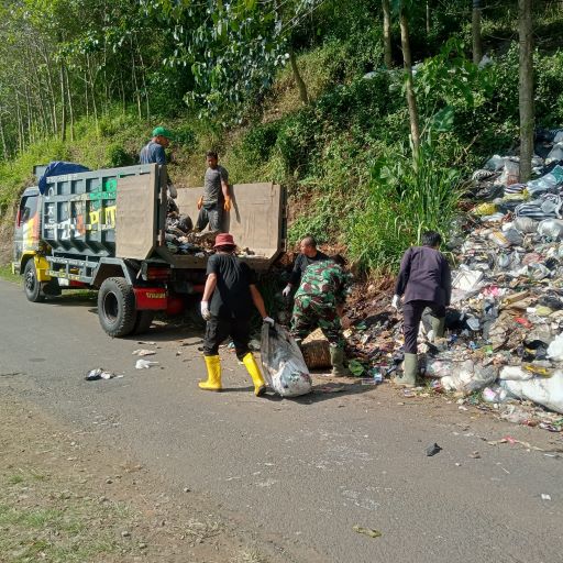 Satgas Citarum Sektor 21 Sub 12 Babad Tumpukan Sampah Di Desa Kutawaringin