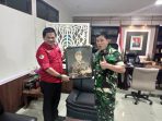 Mayjen TNI Karev Marpaung Terima Cinderamata Dari Zona Pers Media Group