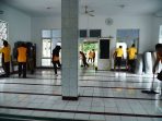Peringati Tahun Baru Islam, Polres Banjar Melaksanakan Bersih - Bersih Masjid