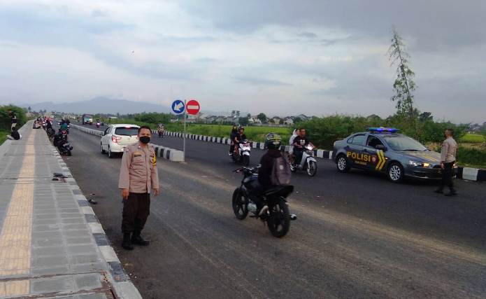 Antisipasi Balap Liar, Polsek Cibeureum Laksanakan Patroli Sore Di Jalan Baru Purbaratu - Cibeureum