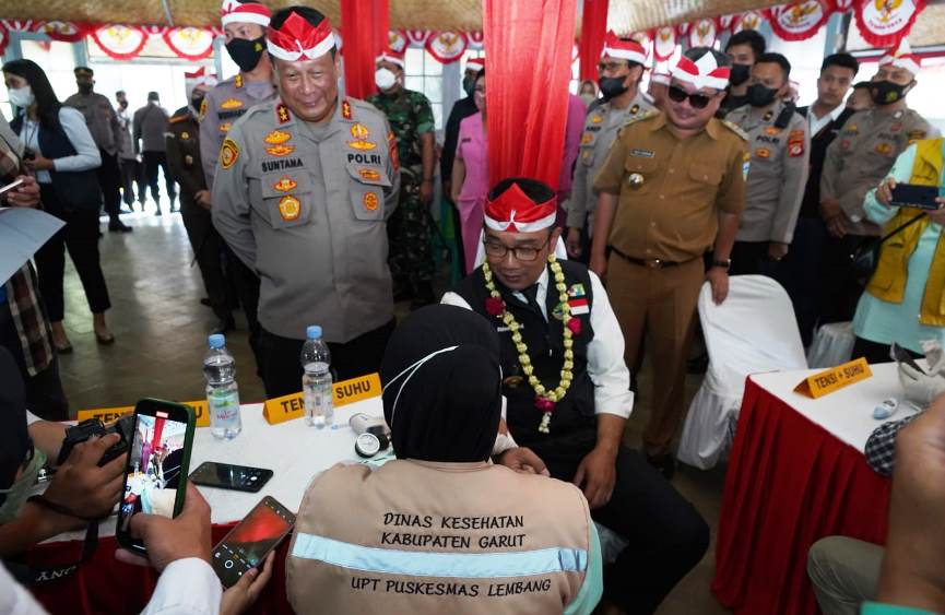 Ridwan Kamil Bersama Kapolda Jabar Tinjau Giat Vaksinasi Dan Resmikan Monumen Pengrajin Bendera Merah Putih Di Kabupaten Garut