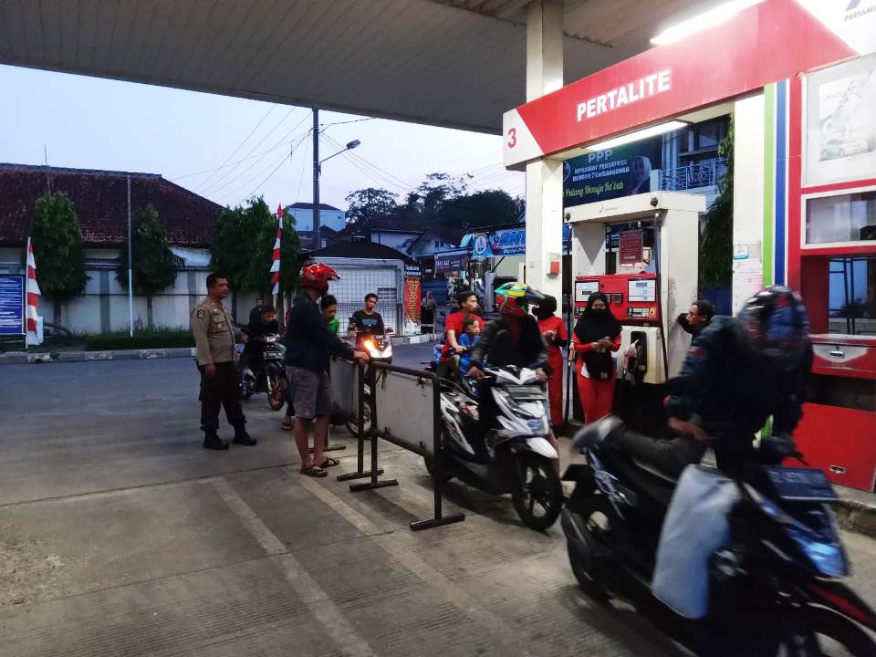 Personel Polres Tasikmalaya Kota Siaga Di SPBU Pasca Pengumuman Kenaikan Harga BBM
