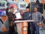 Bawaslu Kota Banjar Serahkan Surat Rekomendasi Kepada KPU