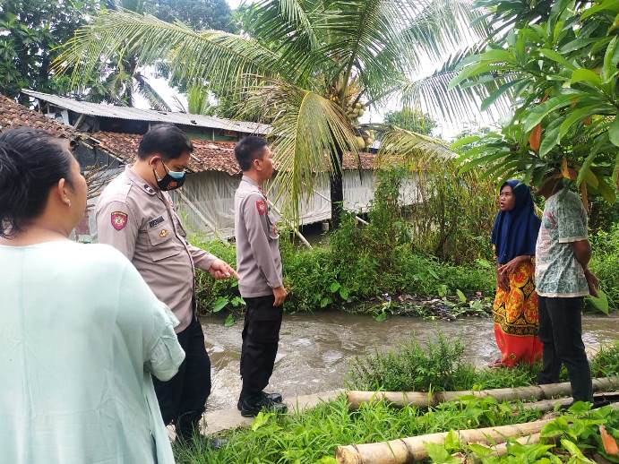 Kapolsek Kawalu Dan Unit Inafis Polres Tasikmalaya Kota Datangi TKP Penemuan Mayat Perempuan Di Saluran Irigasi Cikunten