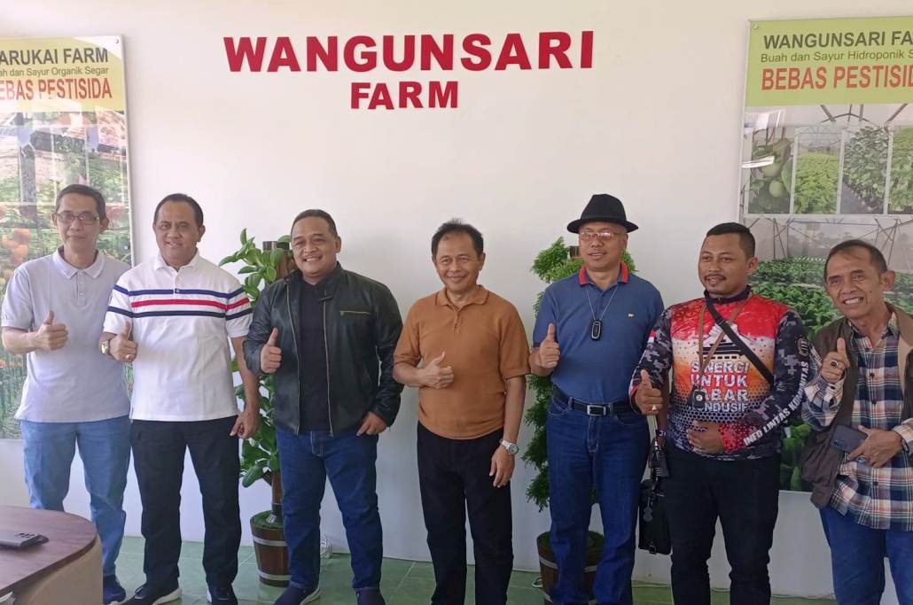 Kepala BP2MI Benny Rhamdani Kunjungi Pertanian Hidroponik Wangunsari Farm dan Kebun Organik di Lembang