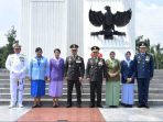 Panglima TNI Bersama Para Kepala Staf Tiga Matra TNI Ziarah Ke Makam Tokoh Nasional