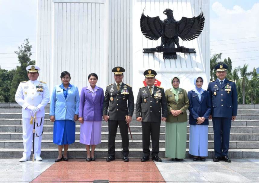 Panglima TNI Bersama Para Kepala Staf Tiga Matra TNI Ziarah Ke Makam Tokoh Nasional