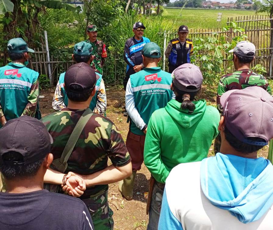 Satgas Citarum Sektor 21 Sub Solokanjeruk Gotong Royong Bersihkan Sampah Bersama Elemen Masyarakat dan Pemdes Langensari Di Sungai Citarik