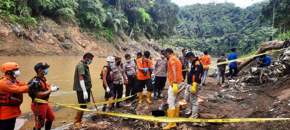 Polisi Evakuasi Jasad Pria Tanpa Identitas di Sungai Citanduy Tasikmalaya